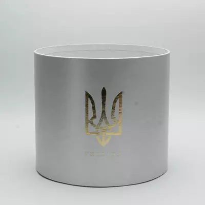 Кругла коробка для квітів картонна Герб Тризуб d=18 см, h=16 см щільна біла із золота перламутрова