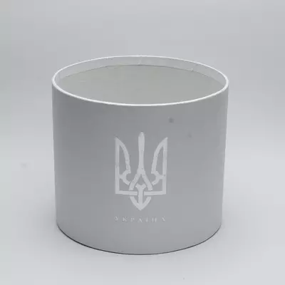 Круглая коробка для цветов картонная Герб Тризуб d=20 cм, h=18 см плотная белая с серебром перламутр