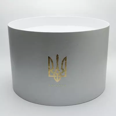 Кругла коробка для квітів картонна Герб Тризуб d=30 см, h=20 см щільна перламутр біла із золотом