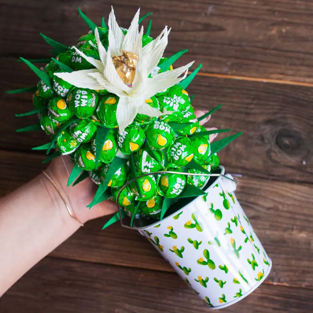 Подарок на день учителя из конфет и чая