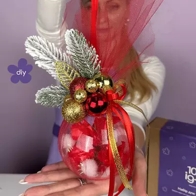 DIY MK Новорічна куля з червоним фатином та цукерками